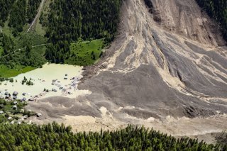 Le cône de déjection à Blatten se compose de six millions de mètres cubes de débris et d'éboulis, auxquels s'y ajoutent trois millions de mètres cubes de glace. KEYSTONE/JEAN-CHRISTOPHE BOTT